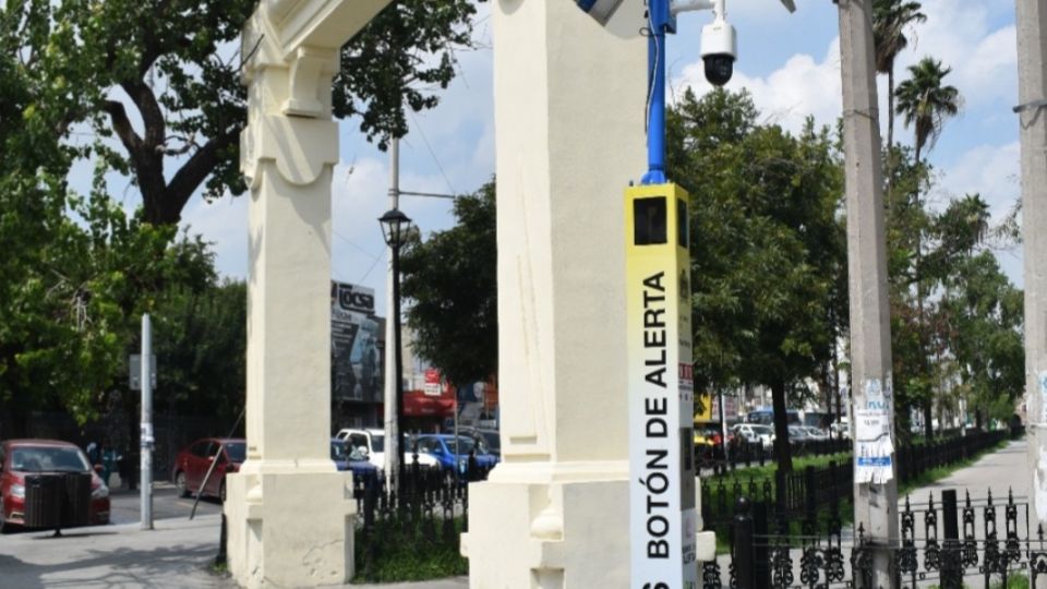 tótems de seguridad - Punto Critico tótems-de-seguridad-C4-de-Monterrey-botón-de-emergencia-estrategia-Escudo