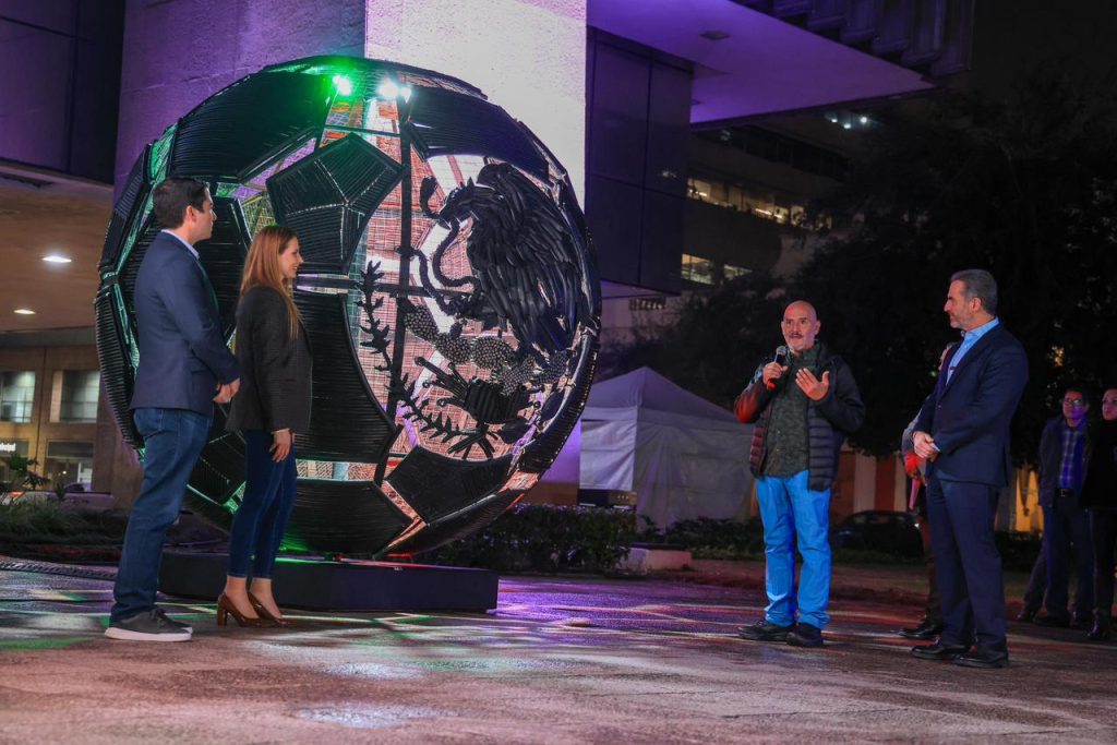 balón-monumental-arte-urbano-cables-reutilizados-Monterrey-Limpio-Mundial-de-Fútbol
