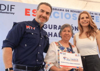 Foto con una beneficiaria de las 400 cirugías de cataratas en Monterrey