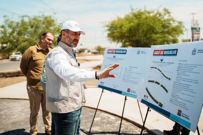 adrián de la gaza viendo la planeación final del parque lineal