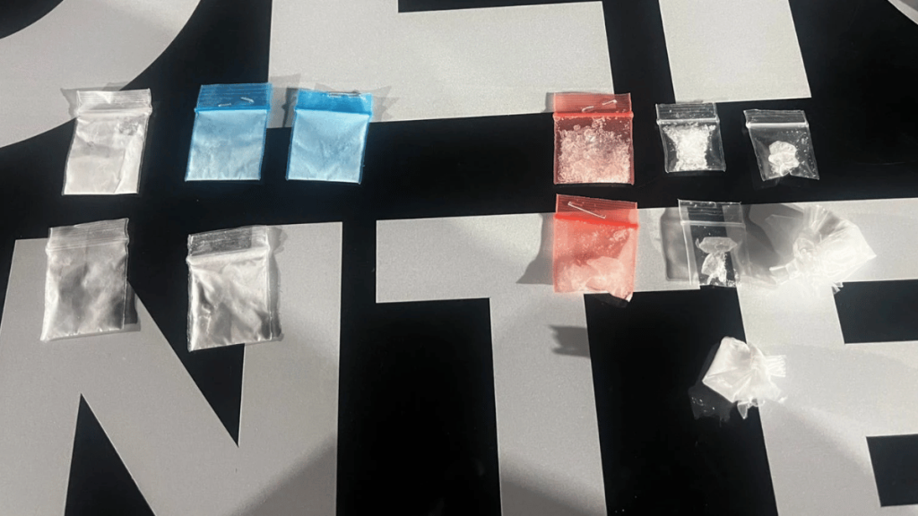 sospechosos en persecución vial son detenidos con 12 dosis de droga.